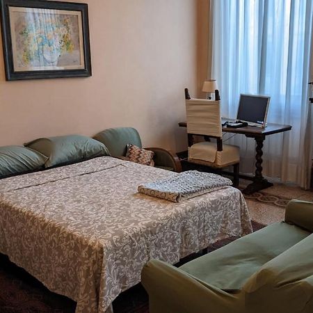 Double Bedroom In Beautiful 30'S Style Apartment Флоренція Екстер'єр фото